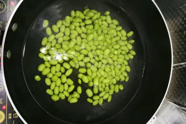 毛豆炒虾仁的做法图解2