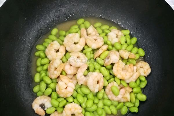 毛豆炒虾仁的做法图解4