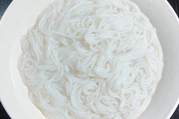 炸酱拌蔬菜米线的做法图解4