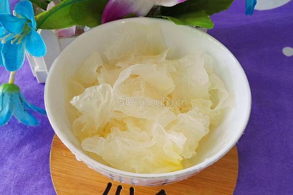 白萝卜紫菜银耳汤的做法图解5