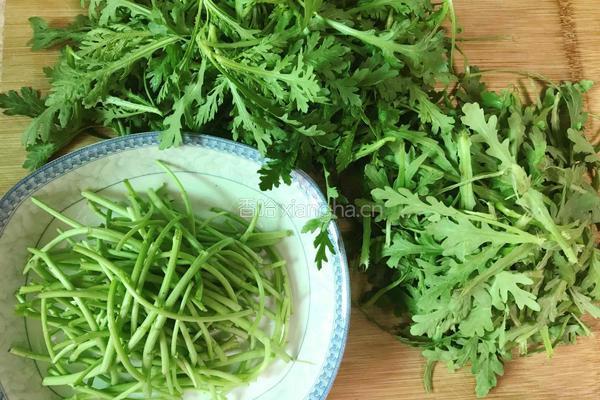 金枪鱼拌茼蒿杆的做法图解1