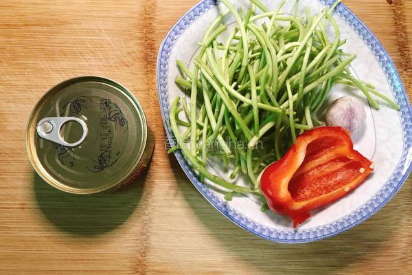 金枪鱼拌茼蒿杆的做法图解2