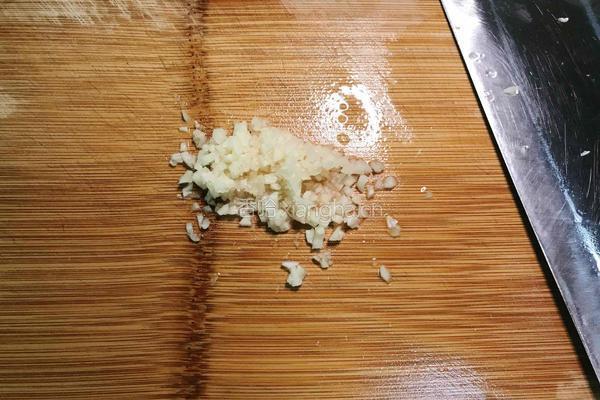 金枪鱼拌茼蒿杆的做法图解4