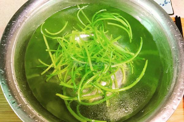 金枪鱼拌茼蒿杆的做法图解7