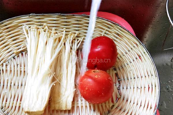 金针菇番茄豆腐汤的做法图解2