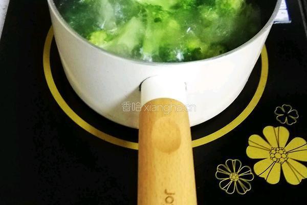 西兰花炒胡萝卜的做法图解3