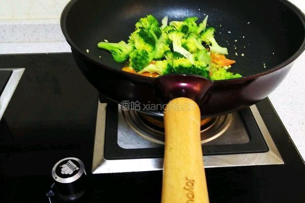 西兰花炒胡萝卜的做法图解6