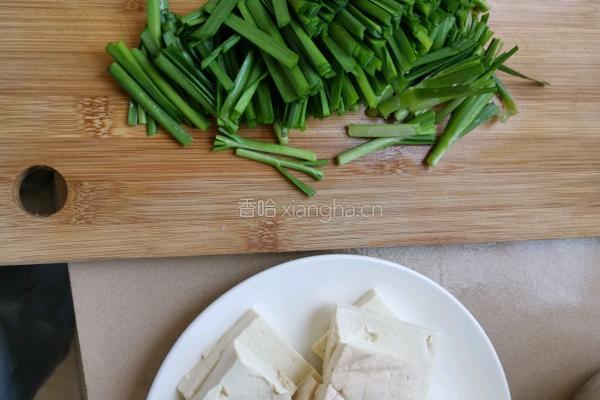 韭菜豆腐的做法图解2