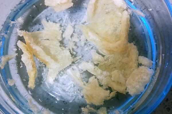 枸杞牛奶炖燕窝的做法图解2