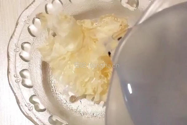紫薯红枣银耳羹的做法图解2