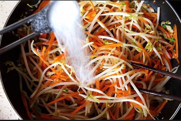 胡萝卜丝炒绿豆芽的做法图解11