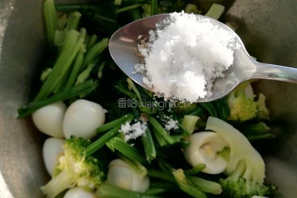 凉拌菠菜鹌鹑蛋的做法图解6