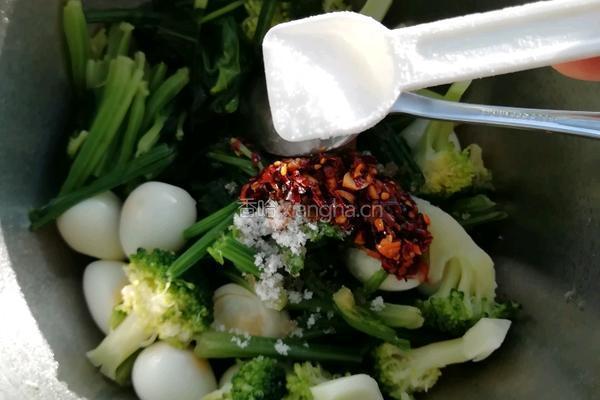 凉拌菠菜鹌鹑蛋的做法图解9