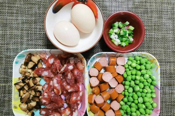 电饭锅腊肉饭的做法图解1