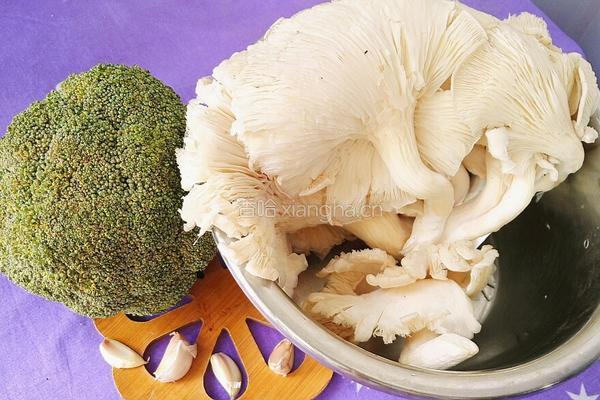 平菇炒西兰花的做法图解1