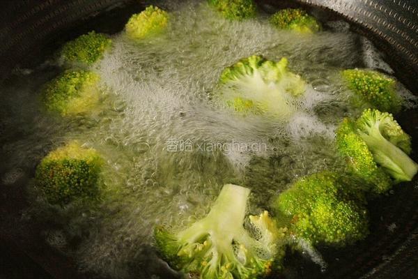 平菇炒西兰花的做法图解3