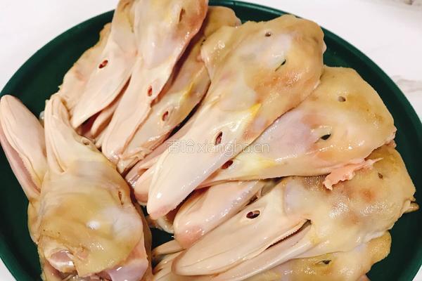 酥香鸭脑壳的做法图解1