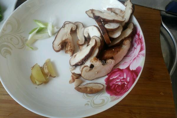 蒜苔香菇肉的做法图解2