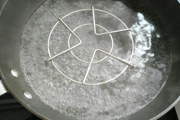 酸菜蒸鲈鱼的做法图解8