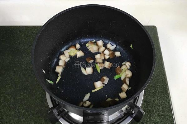 番茄蘑菇汤面的做法图解3