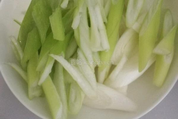 大葱炒鸡腿的做法图解1