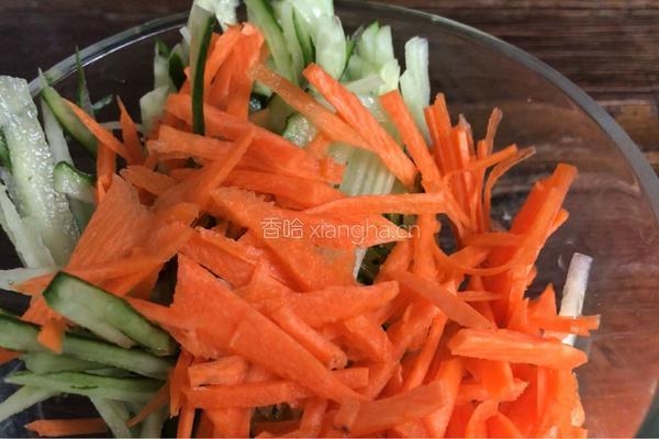 黄瓜鸡肉饼的做法图解2
