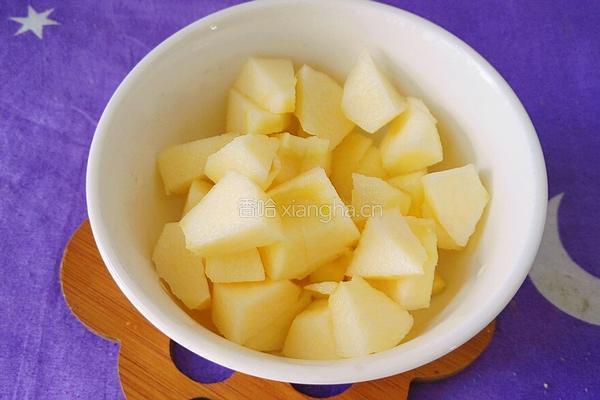 菠萝苹果勿忘我花茶的做法图解2
