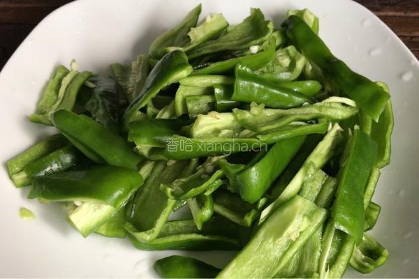 青椒炒香菇的做法图解2