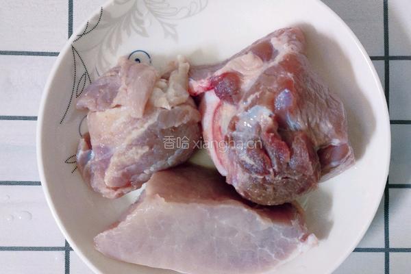 苦瓜炒肉的做法图解1