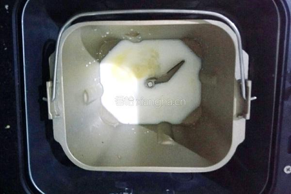 豆沙面包的做法图解2