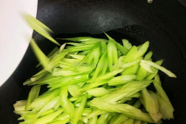 芹菜炒广肠的做法图解8