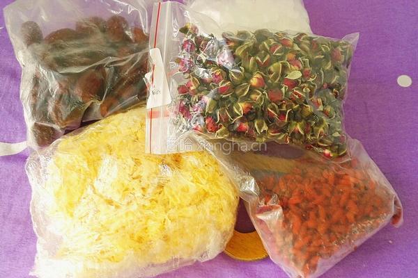 红枣银耳玫瑰花茶的做法图解1