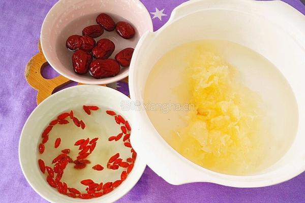 红枣银耳玫瑰花茶的做法图解2