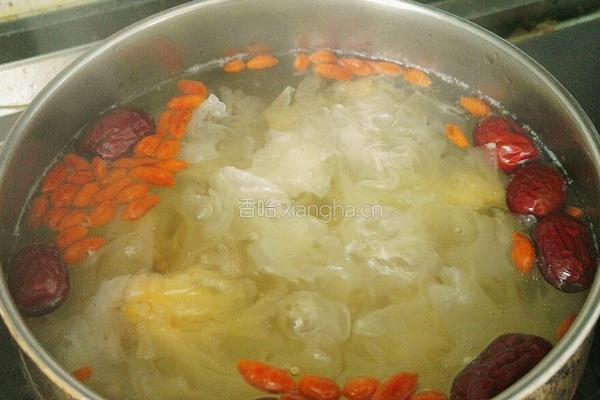 红枣银耳玫瑰花茶的做法图解5