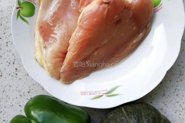青椒炒鸡胸肉和贝贝南瓜的做法图解1