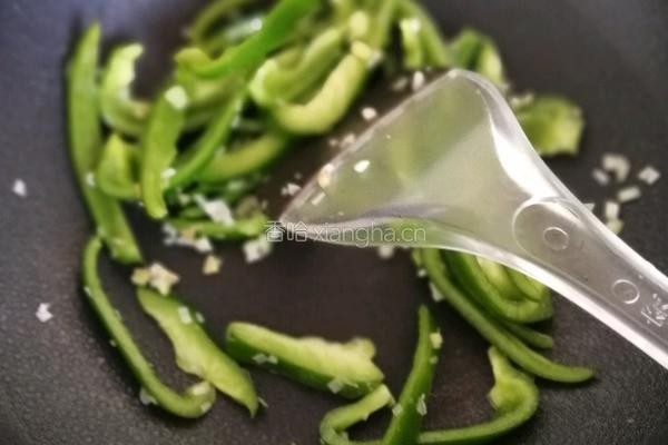 青椒炒鸡胸肉和贝贝南瓜的做法图解11