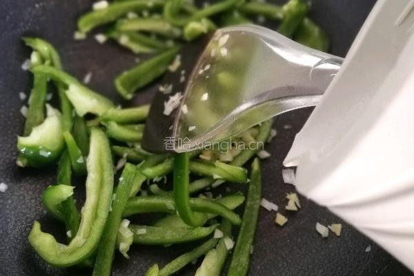 青椒炒鸡胸肉和贝贝南瓜的做法图解12