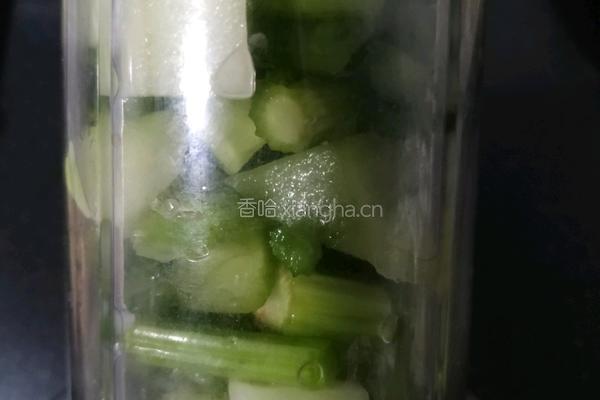 芹菜黄瓜汁的做法图解2