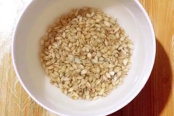 蜜枣小麦粥的做法图解3