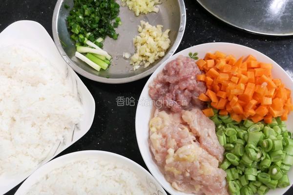 鸡粒饭的做法图解1