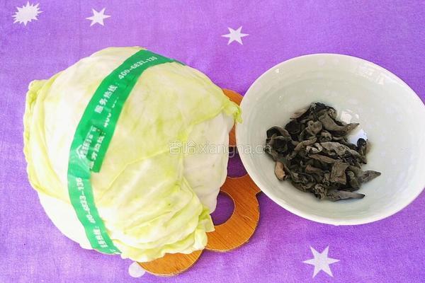 卷心菜炒木耳的做法图解1