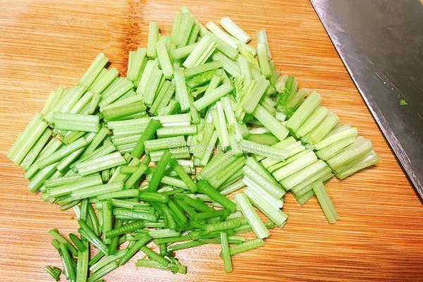 芹菜拌花仁的做法图解6