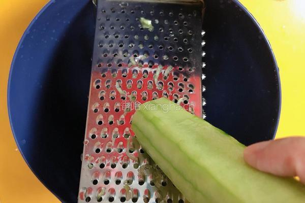 辣白菜黄瓜鸡蛋饼的做法图解2