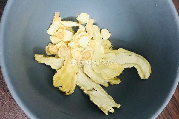 红枣枸杞党参乌鸡汤的做法图解4