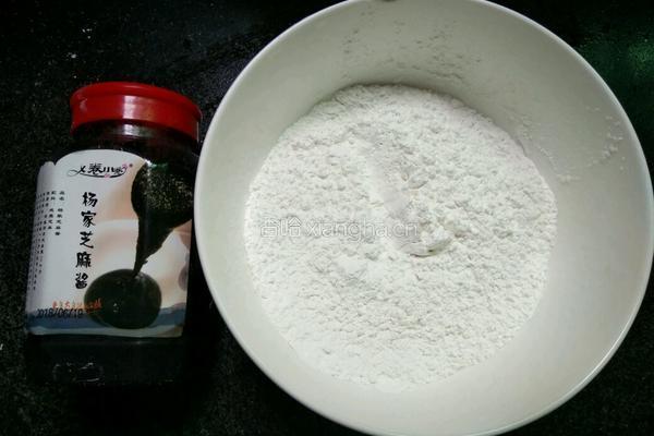 黑芝麻糯米饼的做法图解1