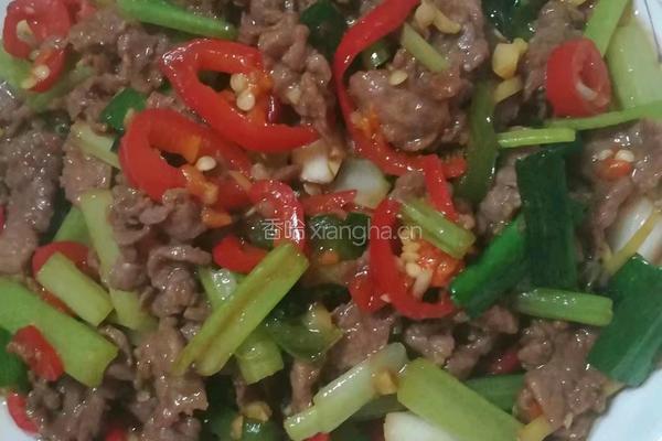 牛肉炒芹菜的做法图解3