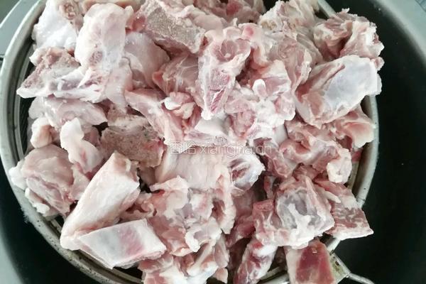 土豆烧排骨的做法图解1