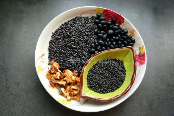 养生良方#黑芝麻黑豆核桃粥的做法图解2