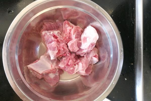 排骨炖豆角焖面的做法图解1