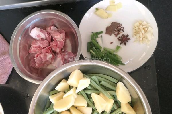 排骨炖豆角焖面的做法图解4